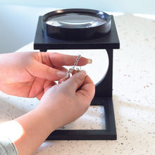 Charger l'image dans la galerie, side view of the foldable magnifier in use while closing a necklace
