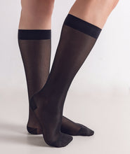 Charger l'image dans la galerie, Women's Compression Knee Socks 15-20 mm Hg, Black Application Photo
