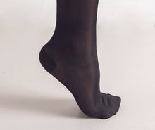 Charger l'image dans la galerie, Women's Compression Knee Socks 15-20 mm Hg, Black Foot Highlight Photo