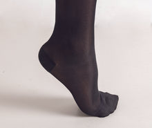 Charger l&#39;image dans la galerie, Women&#39;s Compression Knee Socks 20-30 mm Hg, Black Foot Highlight Photo
