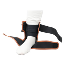 Charger l'image dans la galerie, Orthèse de cheville chargée de cuivre