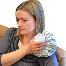 Charger l'image dans la galerie, person using an ice bag on their shoulder