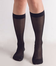 Charger l&#39;image dans la galerie, Women&#39;s Compression Knee Socks 15-20 mm Hg, Black Main Photo

