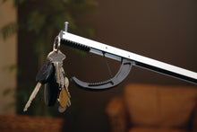 Charger l&#39;image dans la galerie, Reach-N-Grip picking up a set of car keys
